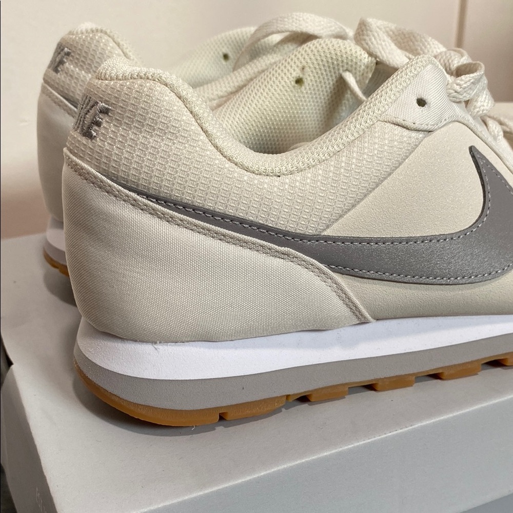 - Nike MD RUNNER 2 size 8.5 Off-White and Light Gray Sneakers like new - Picture 8 of 9